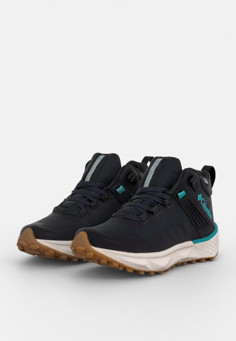 Czarne buty trekkingowe z turkusowymi akcentami, teksturowana cholewka, wzmocniony zapiętek oraz wzorzysty gumowy bieżnik dla lepszej przyczepności. Regulowany system sznurowania.