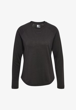 Czarna sportowa koszulka z długim rękawem i okrągłym dekoltem, z zakrzywionym dołem i subtelnym logo na piersi oraz wewnętrzną metką przy kołnierzu.