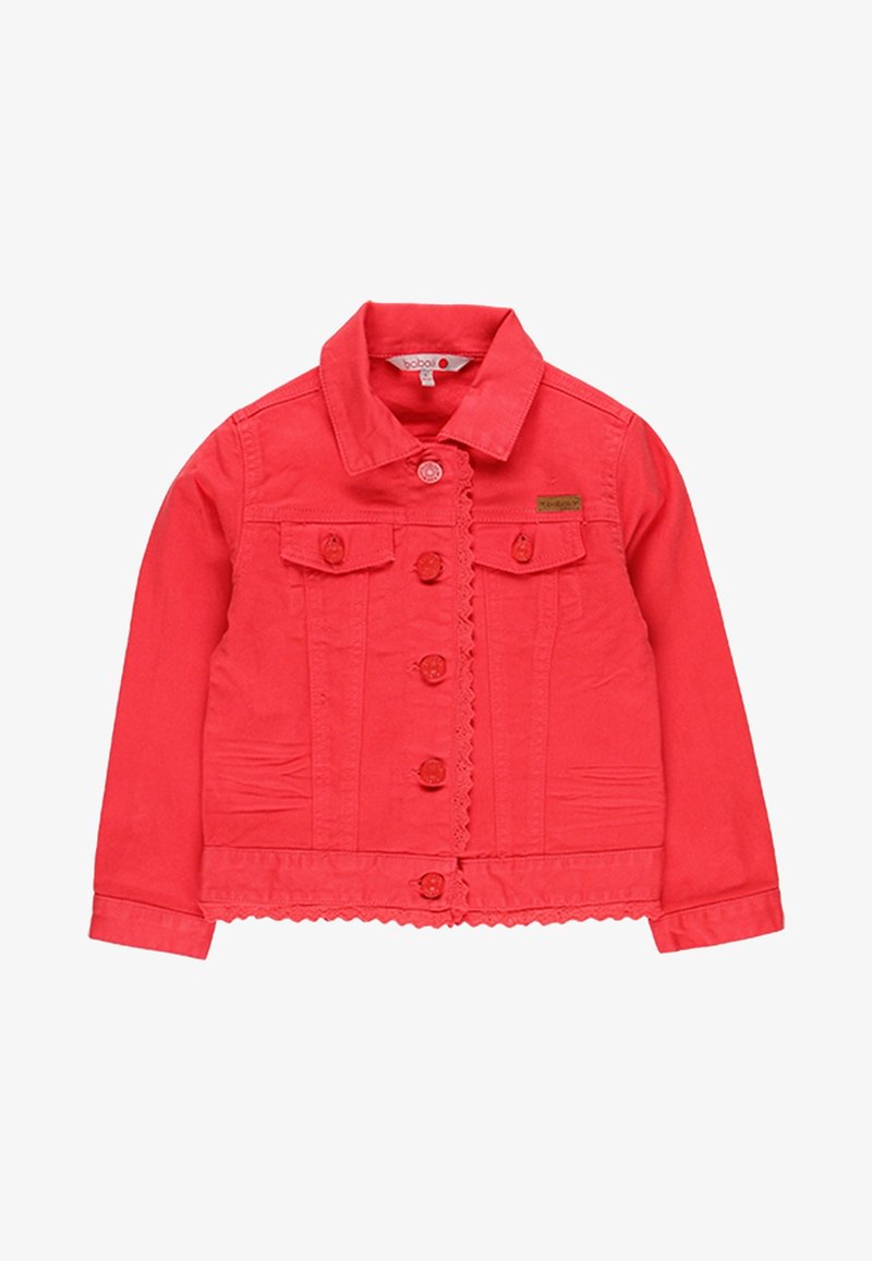 Veste en denim rouge pour enfants avec fermeture à boutons, deux poches poitrine à boutons, bordure festonnée le long de la ligne de boutons et de l'ourlet, et manches longues.