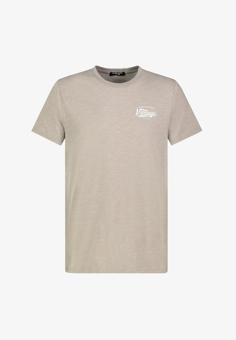 Helle beige Baumwoll-T-Shirt mit Rundhalsausschnitt, kurzen Ärmeln und einem klassischen Logodesign in Weiß auf der Brust. Glatte Textur.