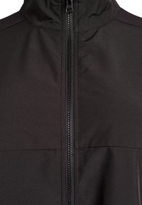 Schwarze Jacke mit hohem Kragen aus glattem synthetischem Material, ausgestattet mit einem durchgehenden Reißverschluss in der Mitte und dezenten Nahtdetails.