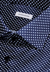 Granatowa koszula w kropki w jasnoniebieskim kolorze, z kołnierzykiem w szpic i metką "seidensticker". Teksturowany materiał z guzikami.