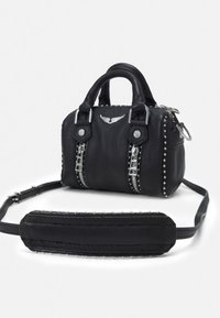 Musta nahkalaukku hopeisilla yksityiskohdilla, joissa on kaksoiskahvat, vetoketjuyksityiskohtia ja irrotettava hihna, jossa on pehmustettu osa.