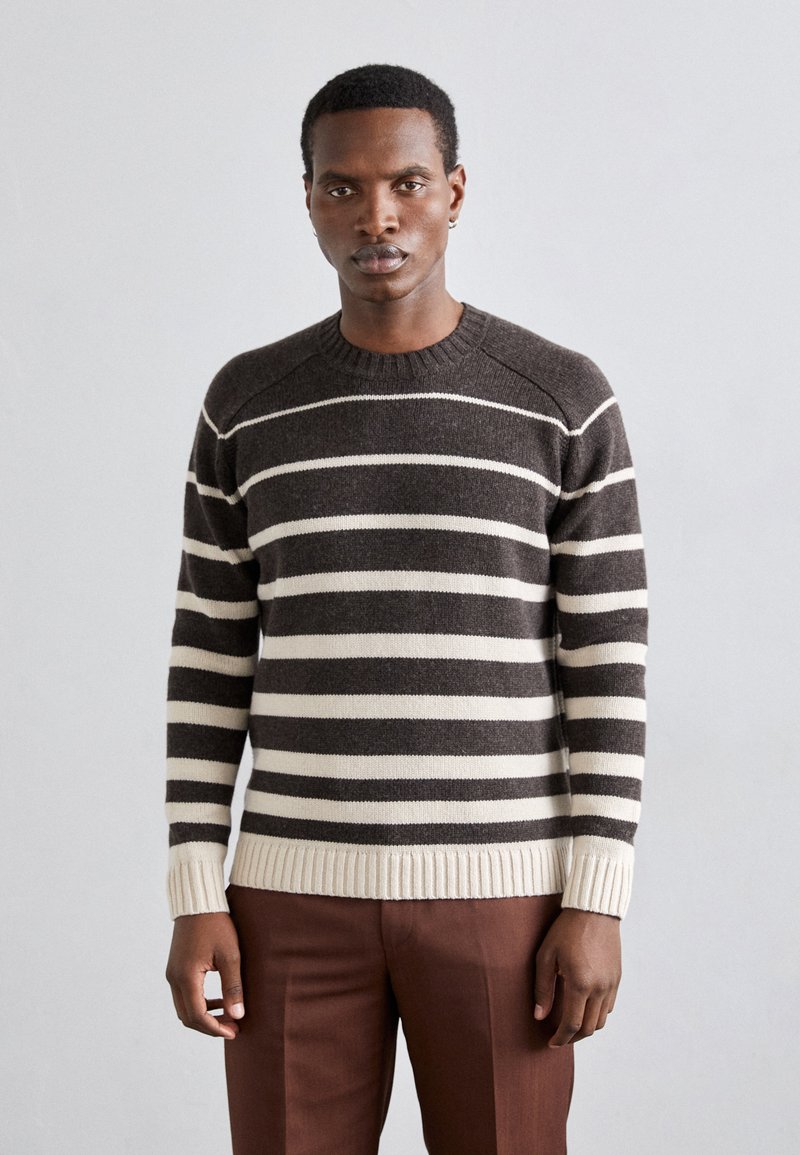 Pulover tricotat cu dungi maro și crem, cu guler și manșete rib knit, având un design ajustat și un material ușor texturat.