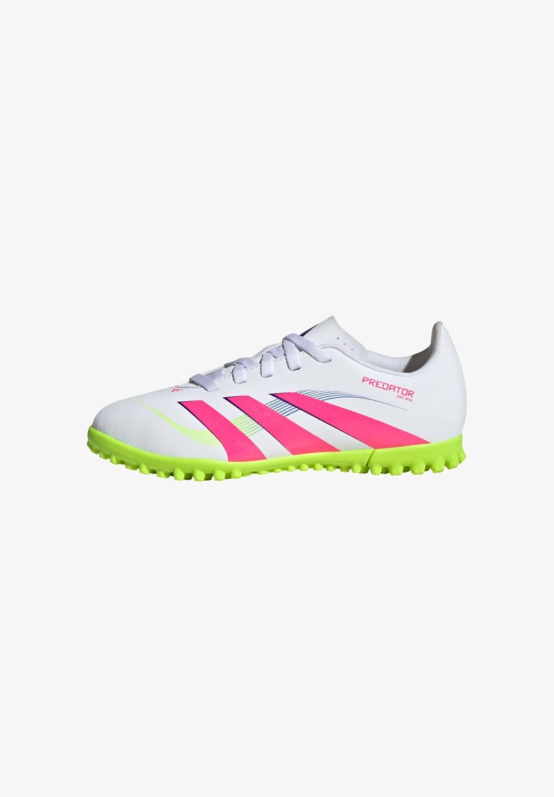 Pantofi sports albi cu dungi roz și talpă verde, având un material neted și țepi rotunzi texturați pentru aderență.