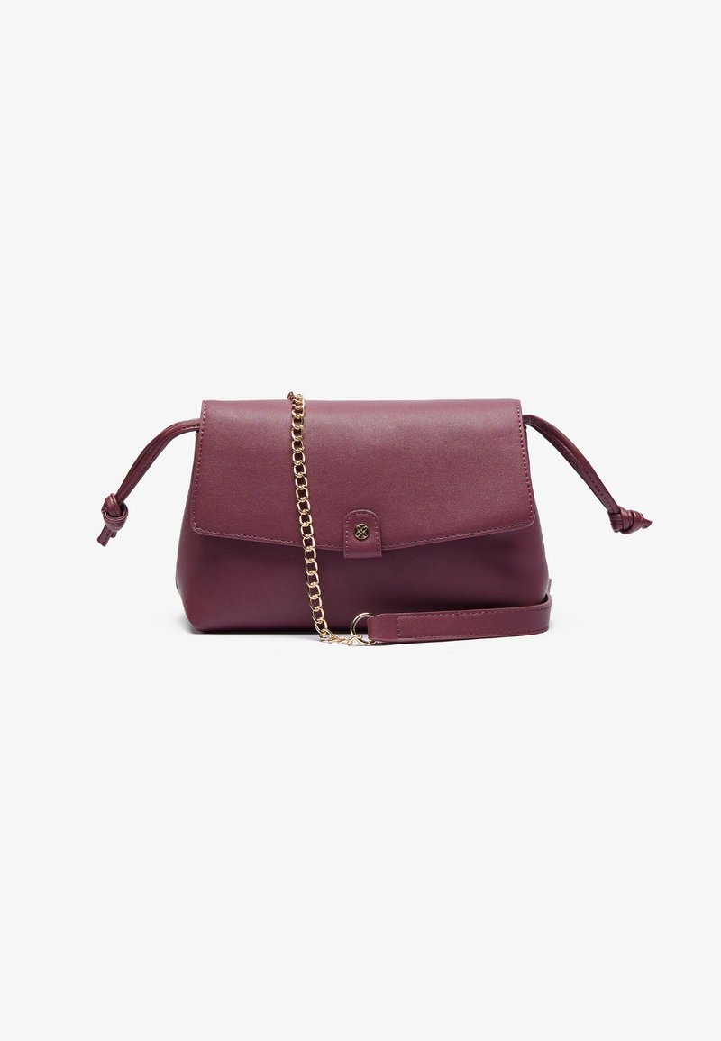 Sac à main en cuir bordeaux avec un rabat, une chaîne, des accents en nœud et un petit fermoir en métal. Texture lisse avec une forme structurée.
