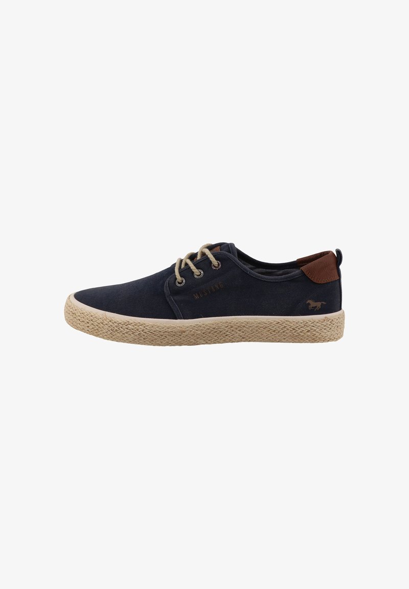 Donkerblauwe canvas sneakers met beige leren accenten, een beige gevlochten zool, ronde neus en contrasterende veters met een klein paardenlogo.