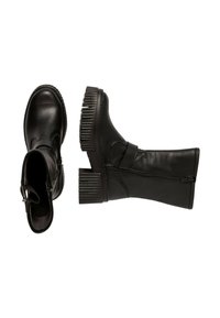 Botas de tobillo de cuero negro con cierre de cremallera, tacón estriado texturizado y acabado suave. Presentan un diseño sin costuras y acentos minimalistas.