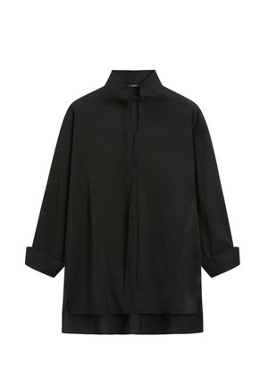 Schwarze Langarmbluse mit Stehkragen, verdeckter Knopfleiste, weiter Passform und geknöpften Manschetten.