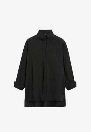 Sort langærmet bluse med mandarin-krave, skjult forplade, løs pasform og knaplukning ved ærmekanterne.