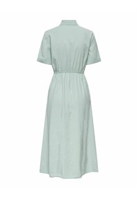 Robe midi bleu clair à manches courtes avec col et taille élastique, vue de dos sur un fond blanc.