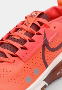 Nike Performance ZOOMX ZEGAMA 2 - Løpesko for mark - hyper crimson/dark team red/glacier blue/sail