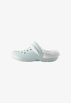 Hellblaue Clogs mit einer weichen grauen Fellfütterung, perforiertem Obermaterial für Atmungsaktivität und einer robusten Sohle. Mit verstellbarem Riemen.