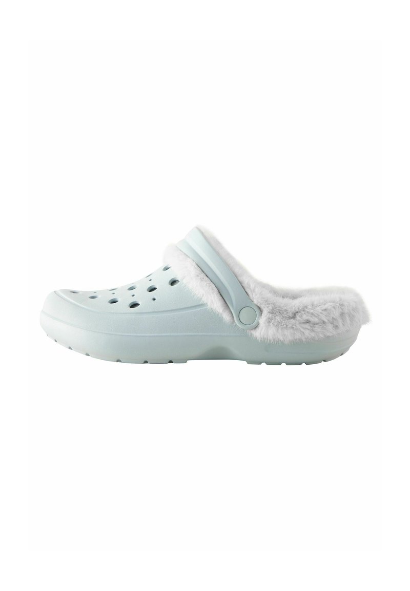 Hellblaue Clogs mit einer weichen grauen Fellfütterung, perforiertem Obermaterial für Atmungsaktivität und einer robusten Sohle. Mit verstellbarem Riemen.