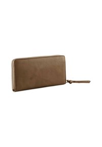 Cartera de cuero marrón con textura suave, cierre con cremallera alrededor y una correa para la muñeca. Forma rectangular con detalles de costura visibles.