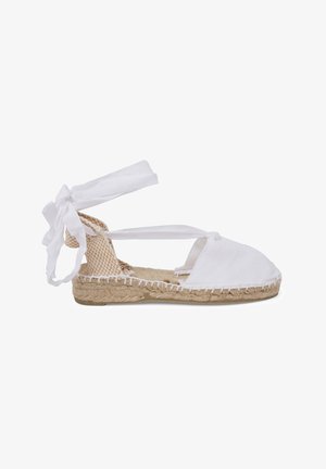 Espadrilles en toile blanche avec semelle en jute tressé, lanières nouées à la cheville et design ouvert. Caractéristiques en tissu texturé et coutures décoratives.