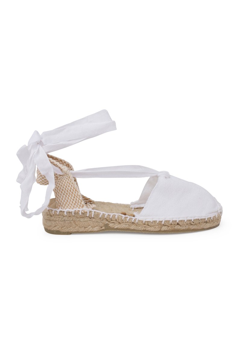 Espadrilla bianca in canvas con suola in juta intrecciata, lacci alla caviglia e design aperto. Presenta un tessuto testurizzato e cuciture decorative.