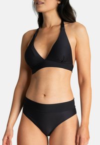 Ensemble bikini noir comprenant un haut à col licou au design triangulaire et un bas taille haute. Tissu lisse avec un minimum de détails.