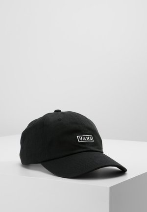 Zwarte honkbalpet met gebogen klep en witte "VANS" logo-patch aan de voorkant, geplaatst op een wit oppervlak tegen een effen grijze achtergrond.