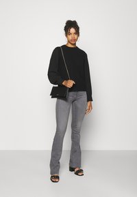 ONLY Tall ONLHUSH LIFE FLARED - Jeans Skinny Fit - grey denim