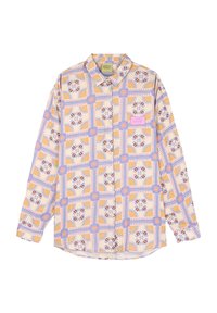 Chemise à manches longues à boutons, de couleur jaune clair, avec un motif géométrique en violet, orange et noir. Elle présente un col et une poche sur le devant.