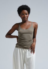 Seamless Basic SPAGHETTI - Top - tea leaf