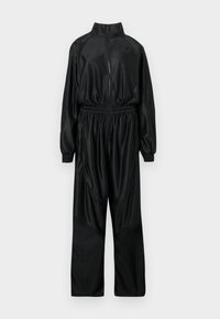 Survêtement noir en tissu lisse et léger. Comprend un col montant, une fermeture éclair, une taille élastique et des poignets froncés aux manches et aux pantalons.