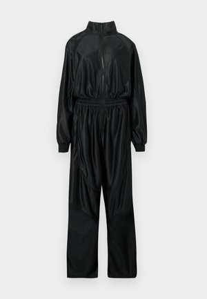 Trening negru din material neted și ușor. Are guler înalt, închidere cu fermoar, talie elastică și manșete adunate la mâneci și pantaloni.