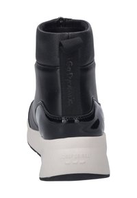 Czarny botek sięgający kostki z gładkiej skóry, błyszczącymi akcentami z lakierowanej skóry oraz grubą białą podeszwą z wytłoczonym logo marki "JOSEF SEIBEL".