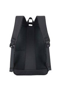 Zwarte rugzak met gevoerde mesh schouderbanden en rugpaneel, rechthoekige vorm en verstelbare hardware voor comfort en ondersteuning.