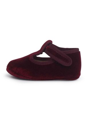 Chaussure en velours doux pour tout-petit en rouge foncé avec une bride auto-agrippante et un bout arrondi, conçue pour un port facile et confortable.