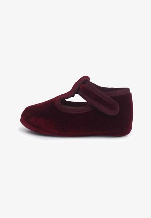 Chaussure en velours doux pour tout-petit en rouge foncé avec une bride auto-agrippante et un bout arrondi, conçue pour un port facile et confortable.