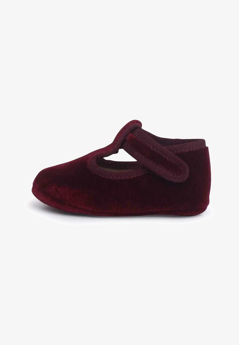 Chaussure en velours doux pour tout-petit en rouge foncé avec une bride auto-agrippante et un bout arrondi, conçue pour un port facile et confortable.