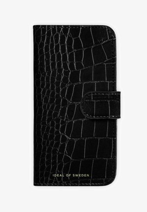 Černý obal na peněženku s texturovaným krokodýlím vzorem, s magnetickým uzávěrem a zlatým logem na spodní straně. Hladký kožený povrch.