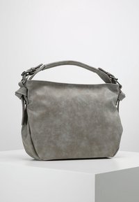 Grijze leren handtas met een gestructureerde afwerking, gebogen vorm en een enkele bovenhandgreep die is bevestigd met verstelbare hardware.