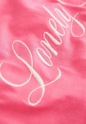 Rosa Stoff mit glatter Textur, der weißen, in fließendem Schreibstil gestickten Text "Lonely" zeigt.