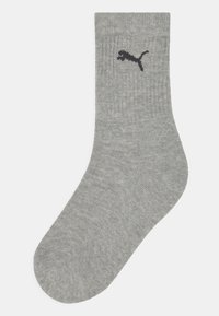 Chaussette en coton gris avec texture côtelée, arborant un logo Puma noir sur le dessus. Hauteur de chaussette classique et design de orteil arrondi.