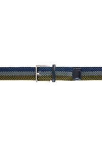 Vævet bælte i blå, grønne og grå nuancer med en sølvmetal spænde og en mørk læderdetalje. Har et fleksibelt, tekstureret design.