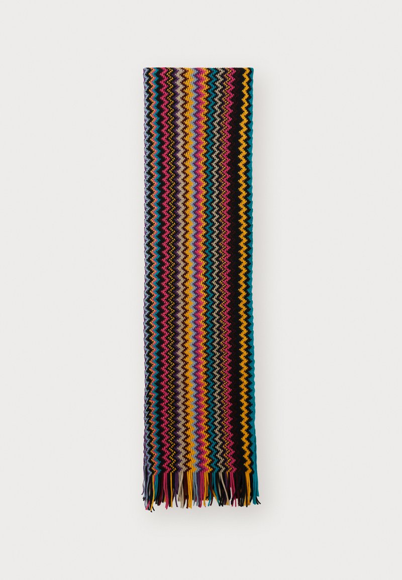 Kleurrijke geweven sjaal met een zigzagpatroon in tinten van zwart, paars, rood, geel, blauw en oranje, met franjes aan de randen.