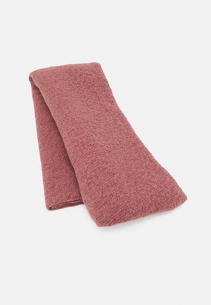 Zacht getextureerde, stoffige roze wollen sjaal netjes gevouwen op een witte achtergrond.