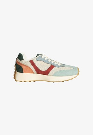 Zapatilla deportiva con un cuerpo de malla y acentos en azul, rojo y verde, superposiciones de gamuza y una suela de goma con un dibujo texturizado.