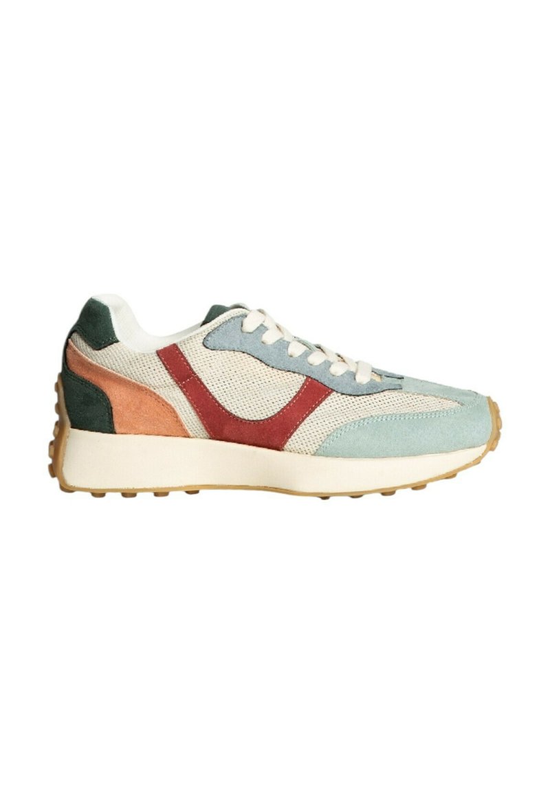 Zapatilla deportiva con un cuerpo de malla y acentos en azul, rojo y verde, superposiciones de gamuza y una suela de goma con un dibujo texturizado.