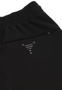 Zwarte sportshorts met een elastische tailleband, voorzien van een klein ritszakje en witte logo-details op de achterkant. Zachte stoftextuur.