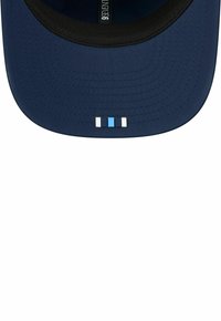 Casquette bleu marine à visière plate, avec un dessous noir. Trois petits détails rectangulaires en blanc et bleu à l'avant.