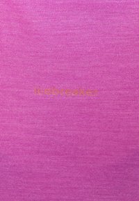 Różowy top z gładkiej tkaniny, z napisem "icebreaker" w kontrastującej, złotej czcionce. Prosty, dopasowany krój.