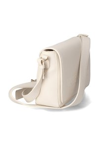 Borsa a tracolla in pelle crema con superficie texturizzata, cinturino regolabile e branding impressa sul fronte. Forma rettangolare compatta.