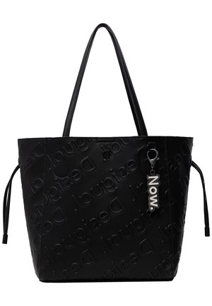 Schwarze Tragetasche mit geprägtem, sich wiederholendem "Desigual"-Schriftzug, zwei Schulterriemen, seitlichen Kordelzügen und einem silbernen Schlüsselanhänger mit der Aufschrift "NOW".