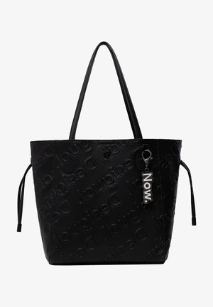 Sac fourre-tout noir avec le texte "Desigual" en relief répété, deux bretelles, des cordons de serrage latéraux et un porte-clés argenté marqué "NOW."