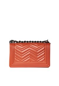 Borsa in ecopelle arancione trapuntata con motivo a spina di pesce, dotata di una tracolla nera a catena e dalla forma rettangolare.