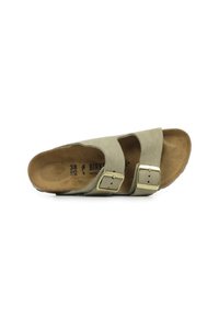 Suede instapsandaal in lichtgroen met twee verstelbare banden en gouden gespen. Voorzien van een zachte, contoured voetbed voor comfort. Maat 38.